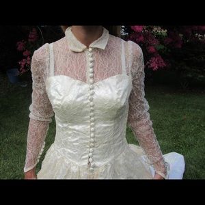 Vintage wedding dress 1940s size XS in great condition with original lace
